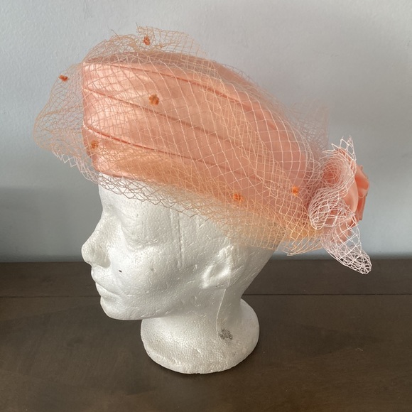 Vintage peach hat with veil - Picture 5 of 13